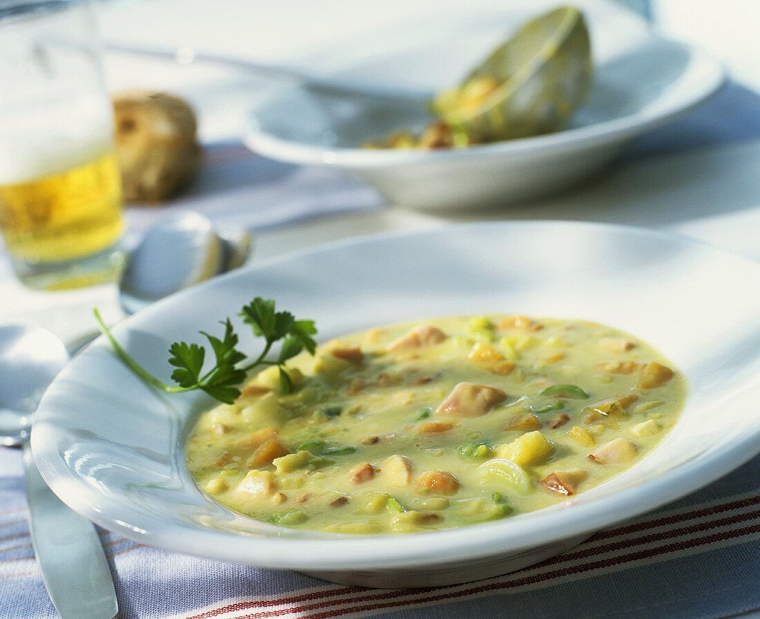 Erbsensuppe mit Würstchen