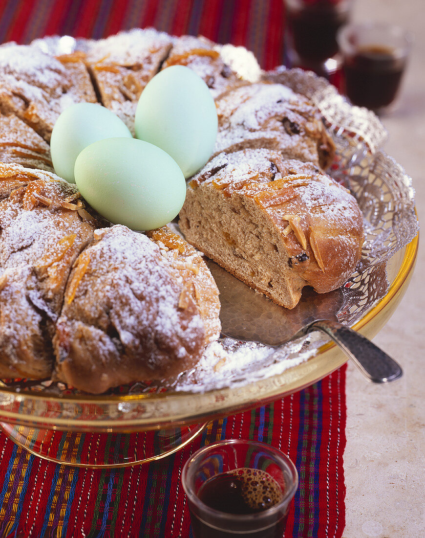 Mexikanischer Festtagskuchen mit Trockenfrüchten