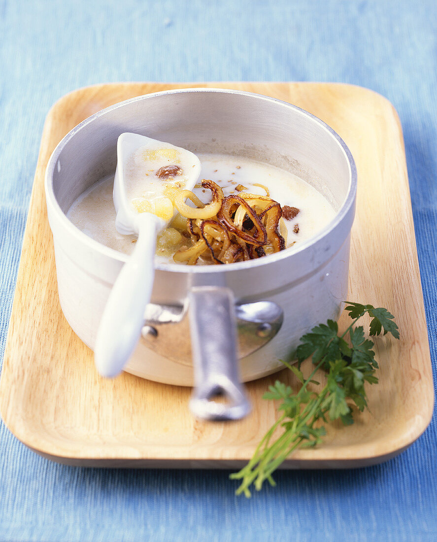 Pikante Buttermilchsuppe mit Kartoffeln, Zwiebeln & Rosinen