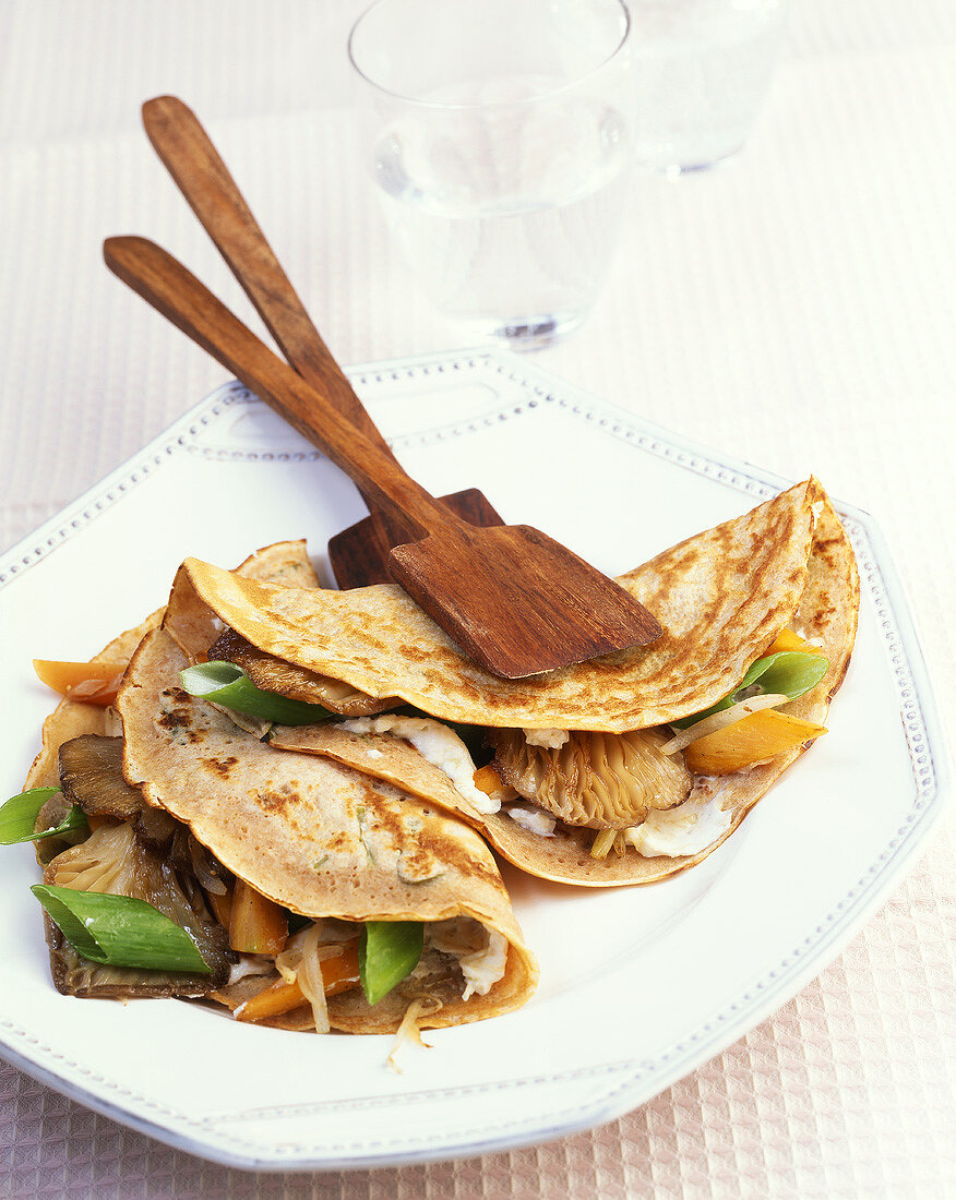 Bärlauchpfannkuchen mit Gemüse-Pilz-Füllung