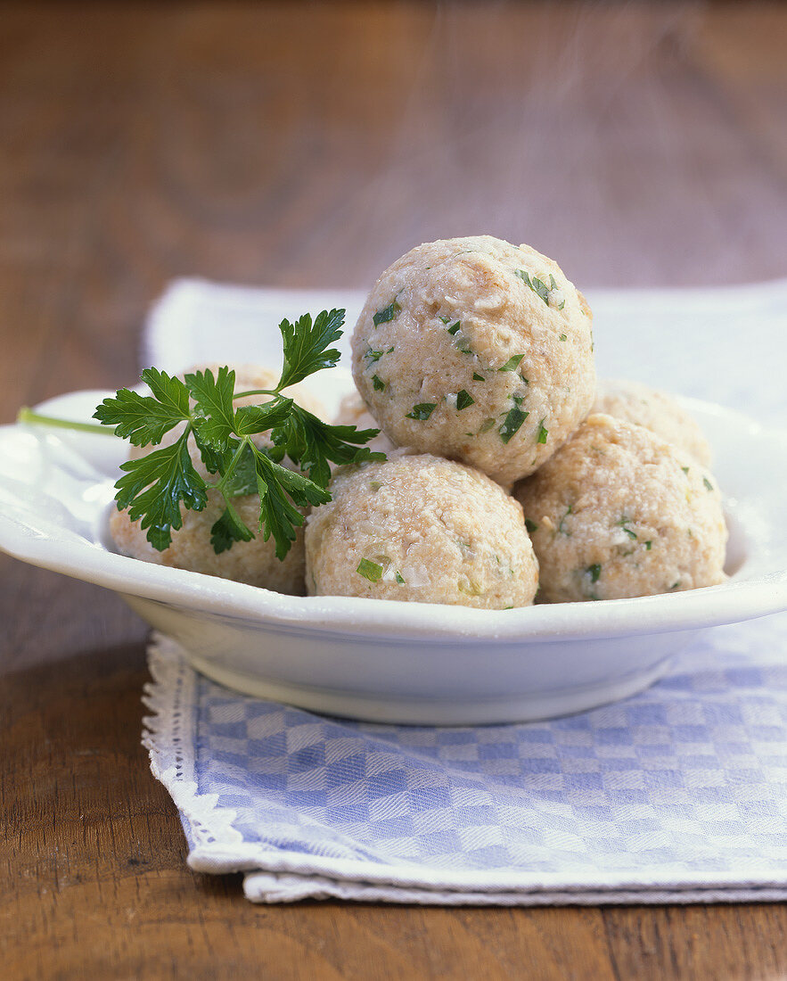 Semmelknödel mit Petersilie