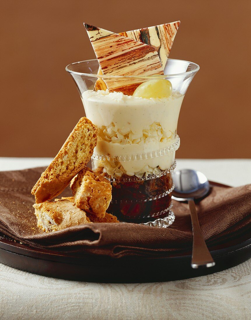 Tiramisù con cantuccini (Schichtspeise mit Mandelkeksen)