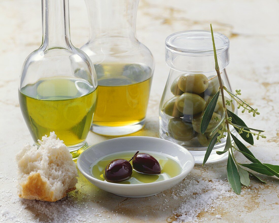 Stillleben mit Oliven & verschiedenen Olivenölen