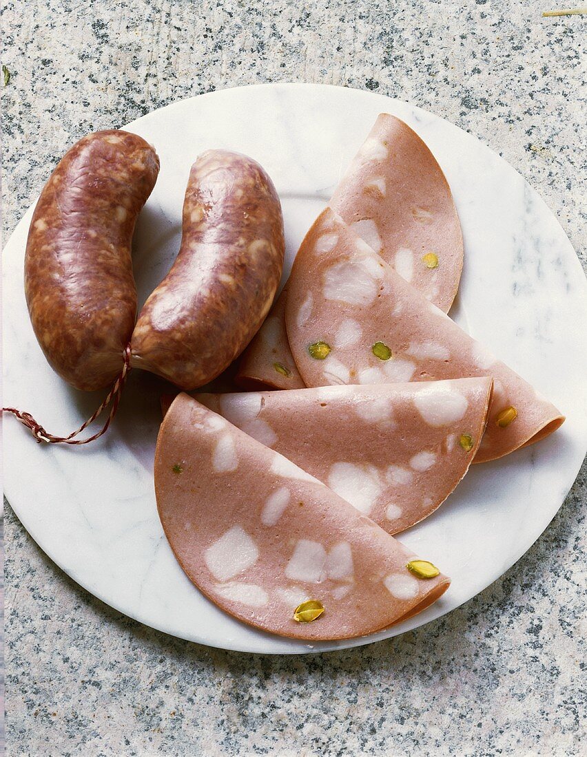 Salsicce und mehrere Scheiben Mortadella