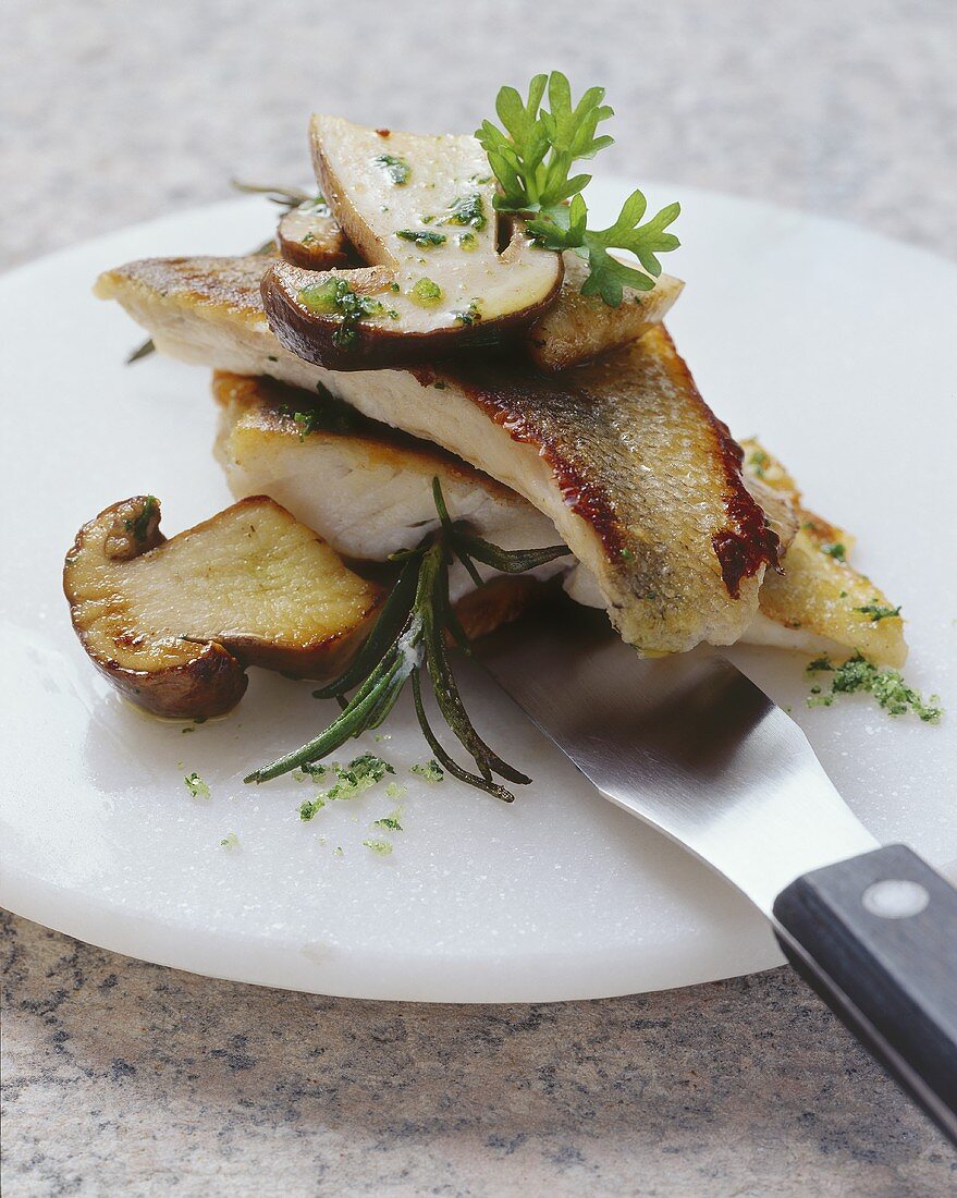 Lucioperca ai porcini (Zander fillets with ceps, Italy)