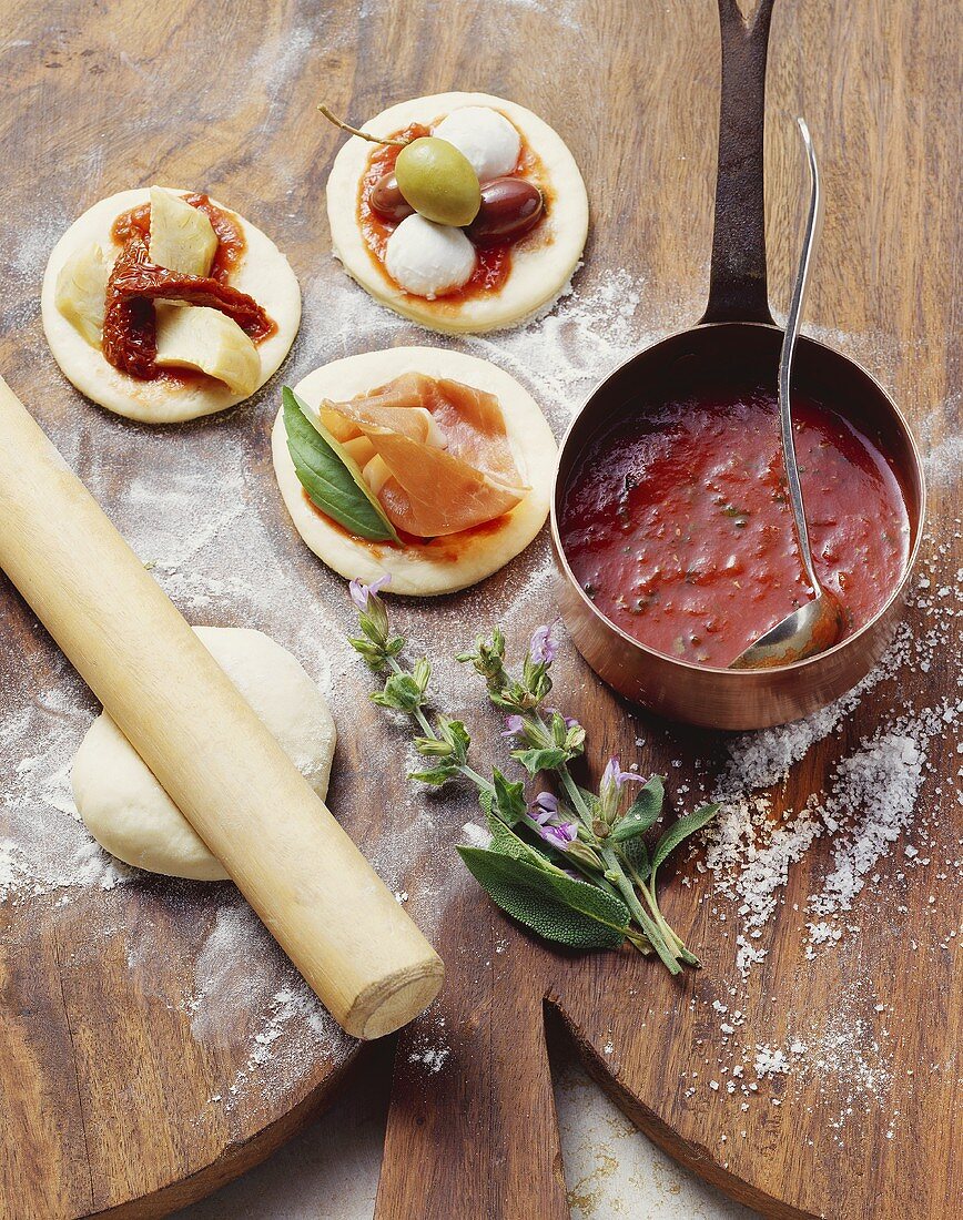 Verschiedene Minipizzen zubereiten