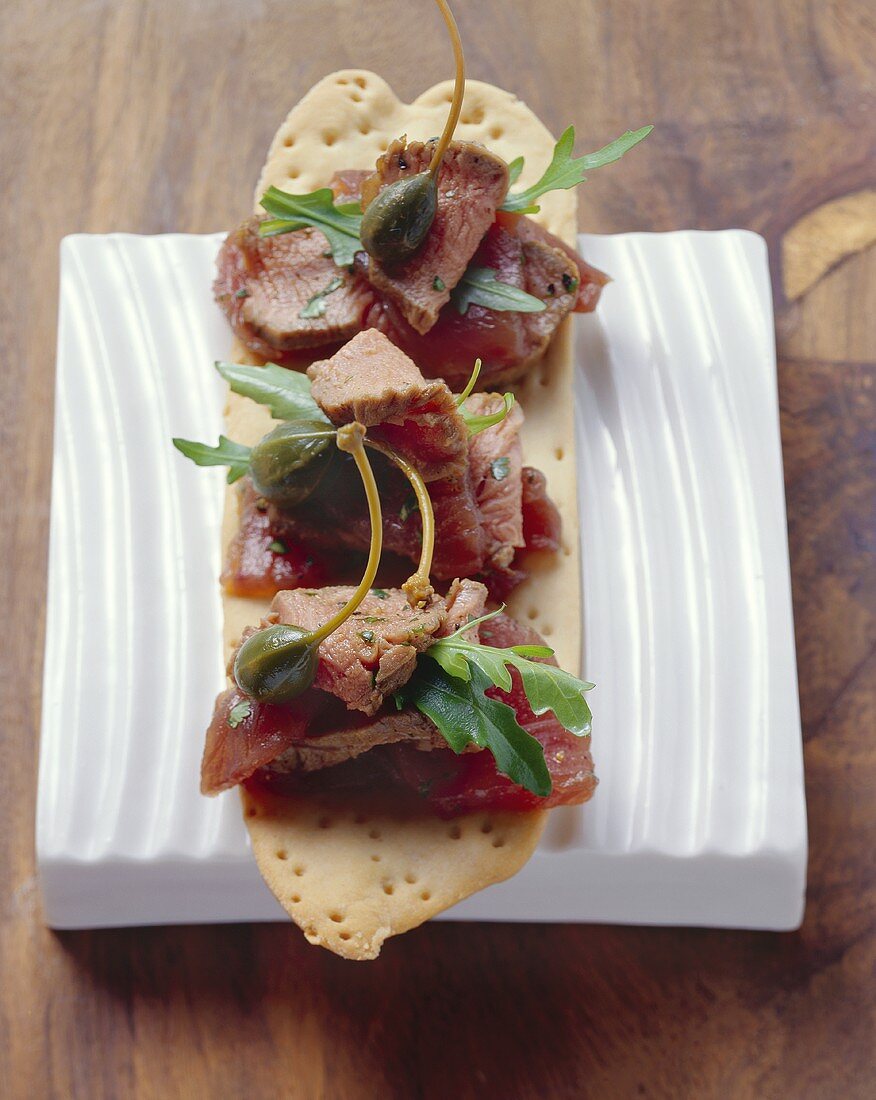 Tuna and loin of veal on flatbread