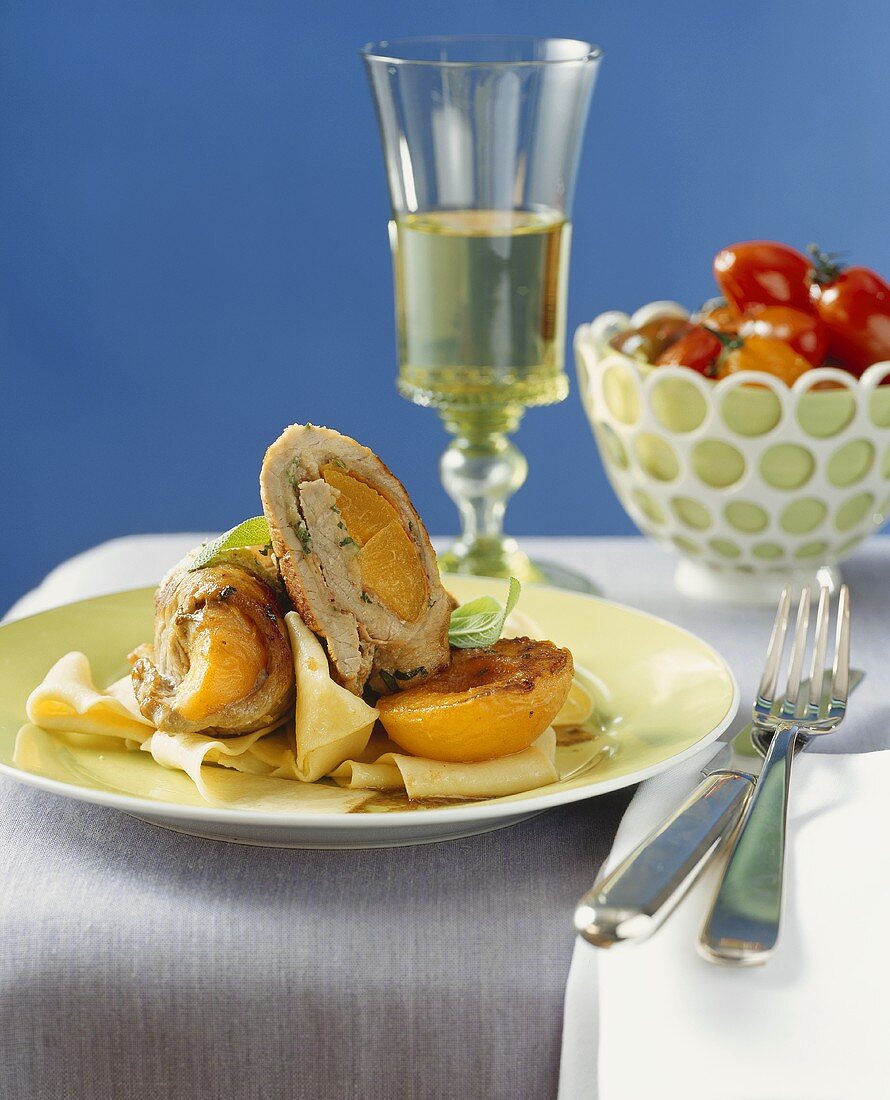 Involtini con le albicocche (Meat rolls with apricot filling)