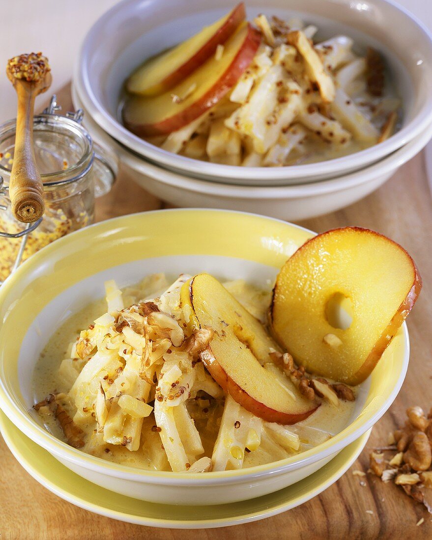 Sellerie-Senfgemüse mit gebratenen Apfelringen & Walnüssen
