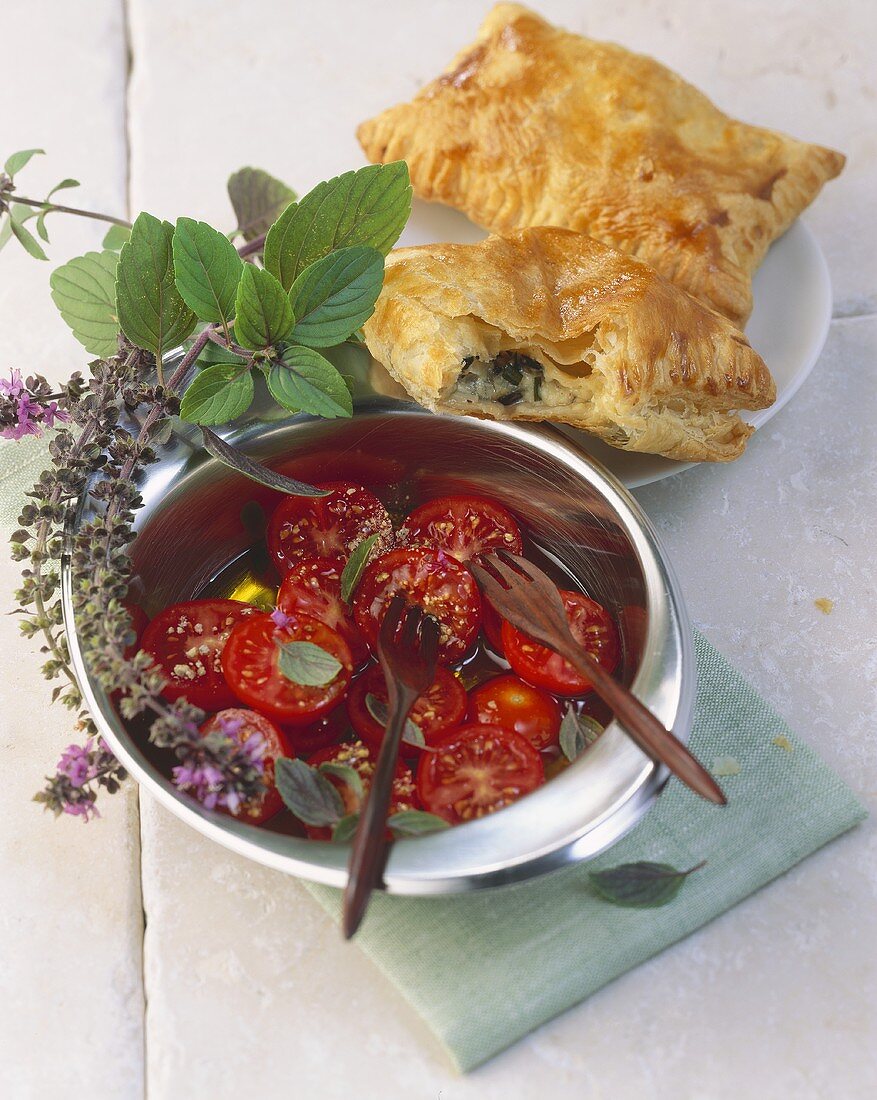 Blätterteigtaschen mit Fetafüllung, dazu Tomatensalat