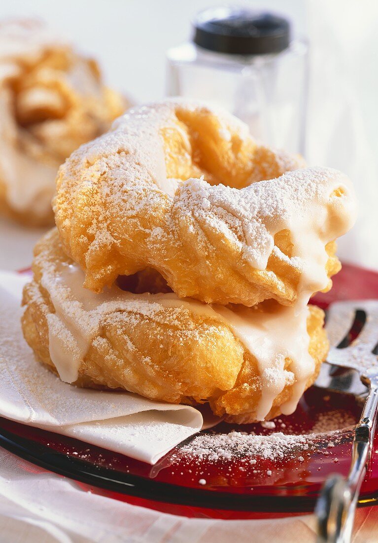 Spritzkuchen (crullers) with icing and icing sugar