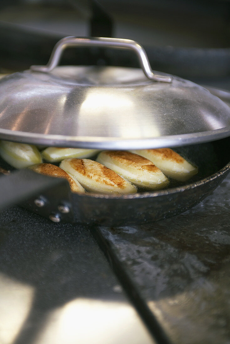 Gebratene Kartoffeln in einer Pfanne