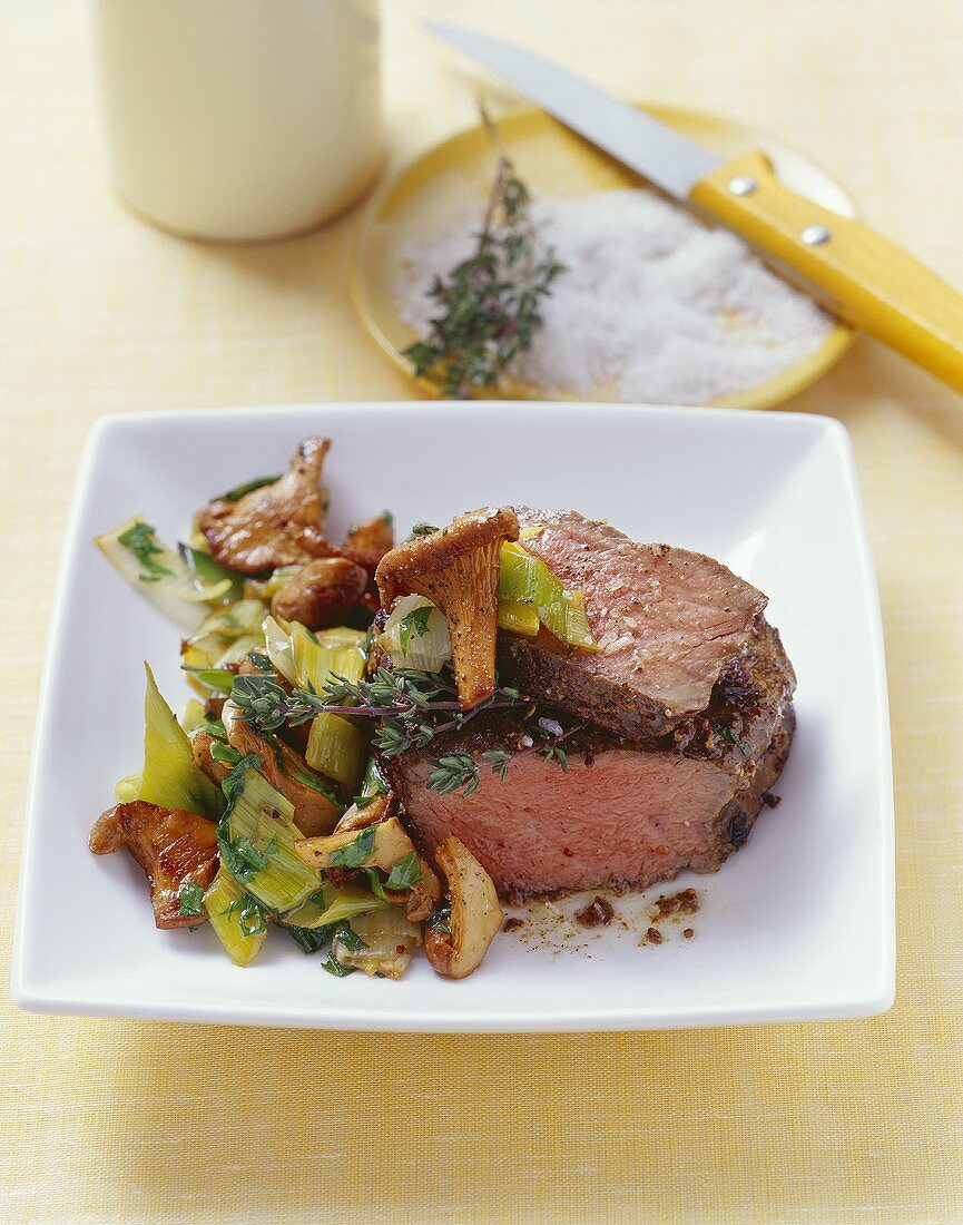 Beef fillet with chanterelles, leeks and thyme