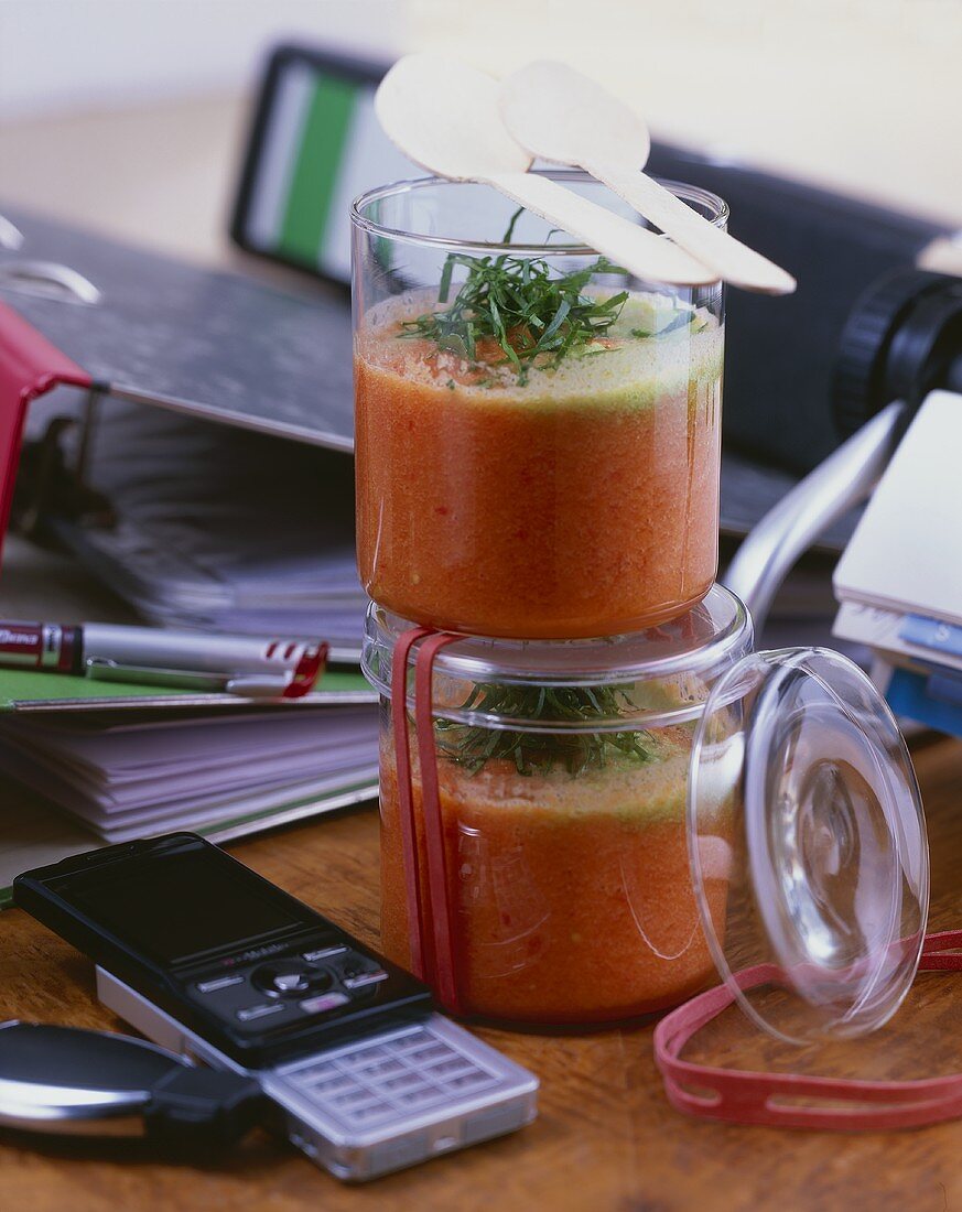 Mittagspause: Gazpacho mit Basilikum in Plastikdosen