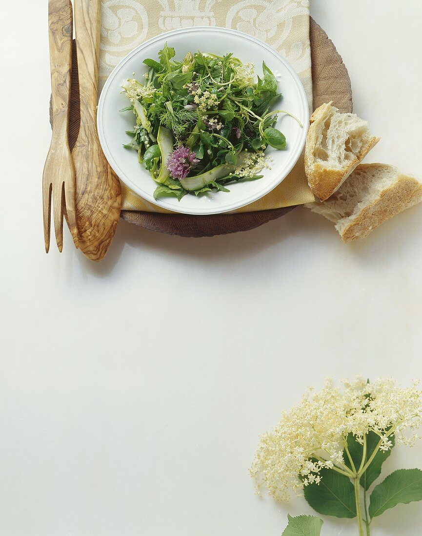 Insalata di erbette e fiori (Rocket and wild herb salad)