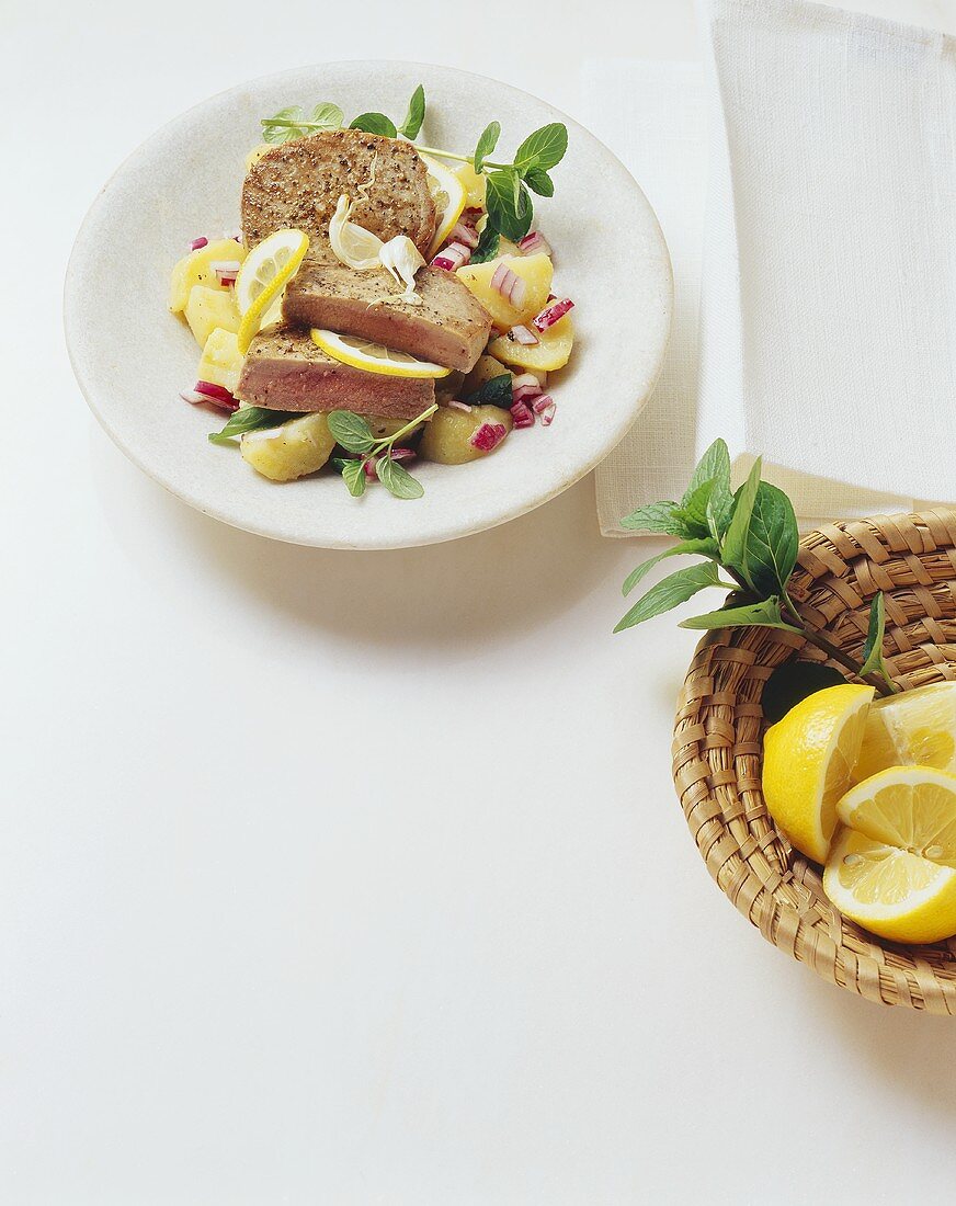 Tonno in insalata (Thunfisch auf Kartoffel-Zwiebel-Salat)