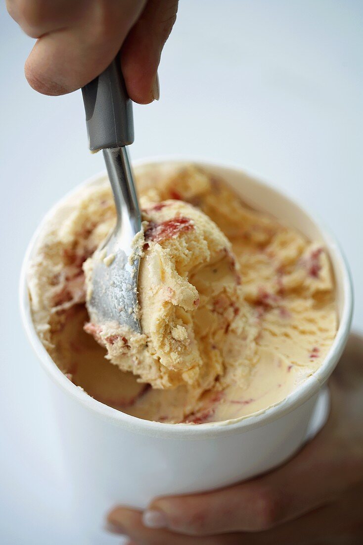 Vanille-Erdbeer-Eiskuegel mit Eisportionierer formen