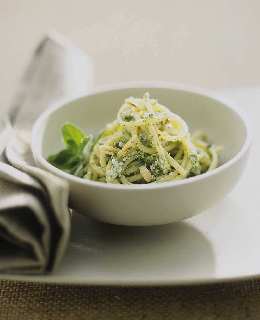 Spaghetti mit Kräuter-Pesto