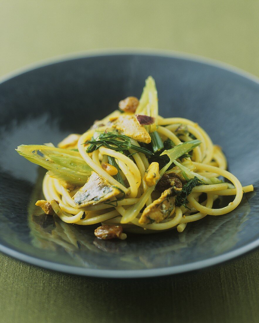 Spaghetti mit Sardinen, Fenchel, Rosinen und Safran