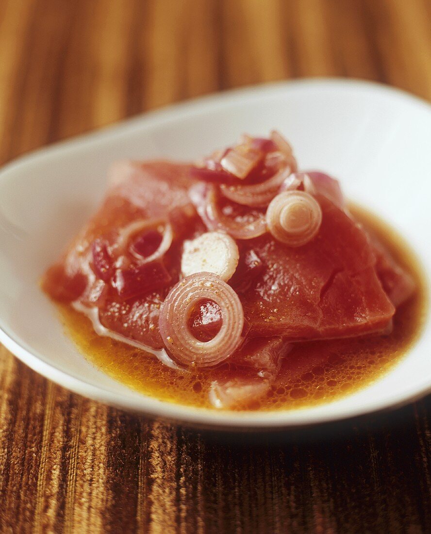 Marinated raw tuna with onion, honey and cinnamon