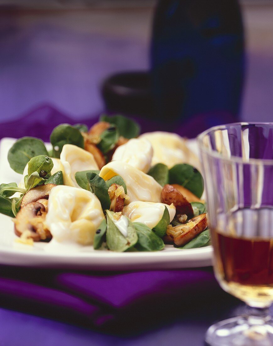 Tortellini mit gebratenen Champignons, Feldsalat & Sahnesauce