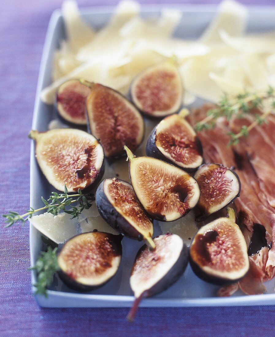 Appetiser platter with fresh figs, prosciutto and cheese