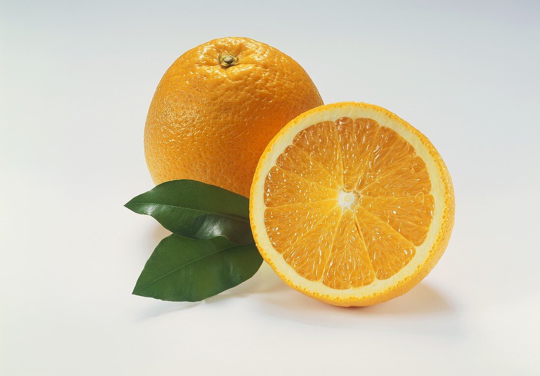 Eine halbe und eine ganze Orange