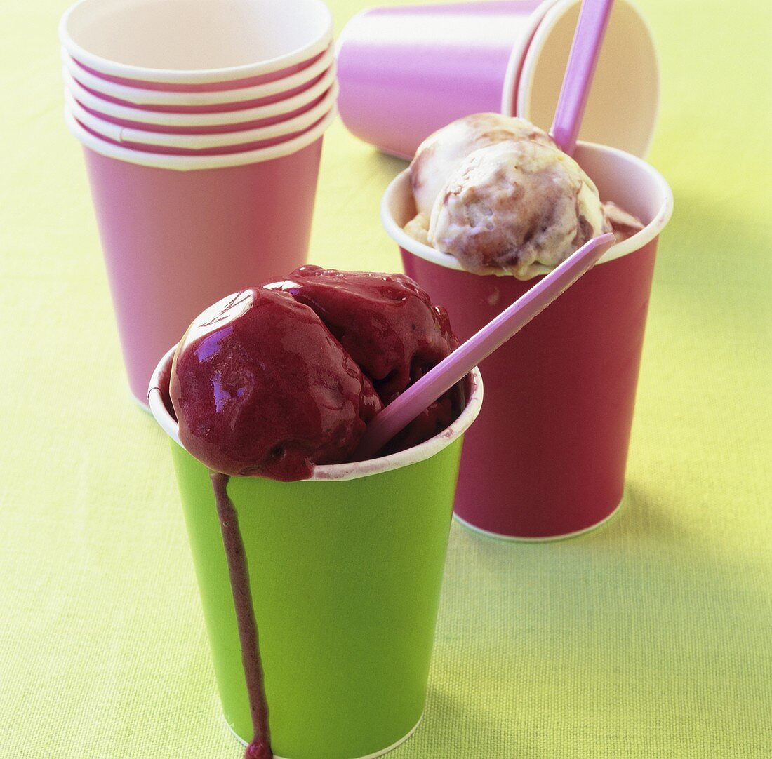 Strawberry- and blackcurrant ice cream in paper cups