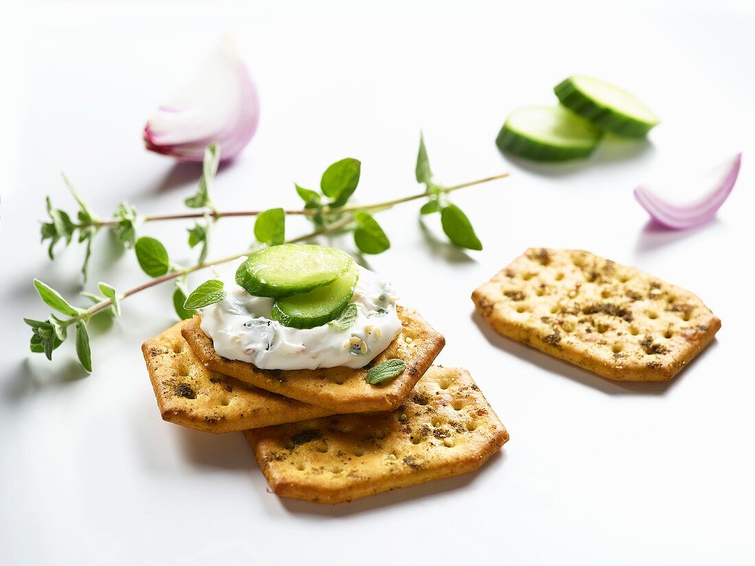 Cracker mit Frischkäse bestrichen