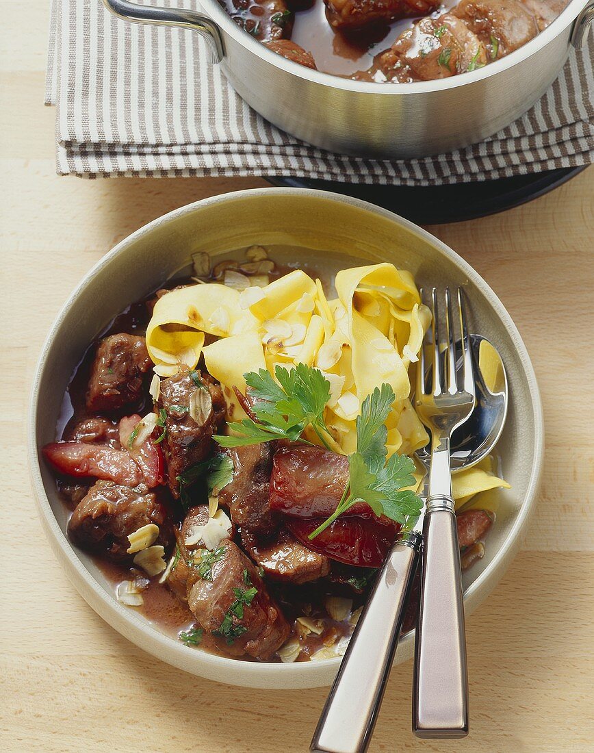 Schweinefilet-Gulasch mit Bandnudeln und Mandeln