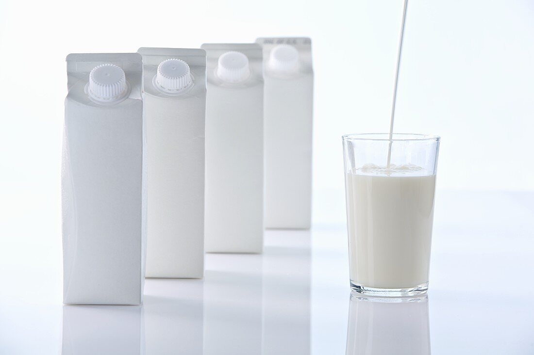 Milchglas mit Milchverpackungen