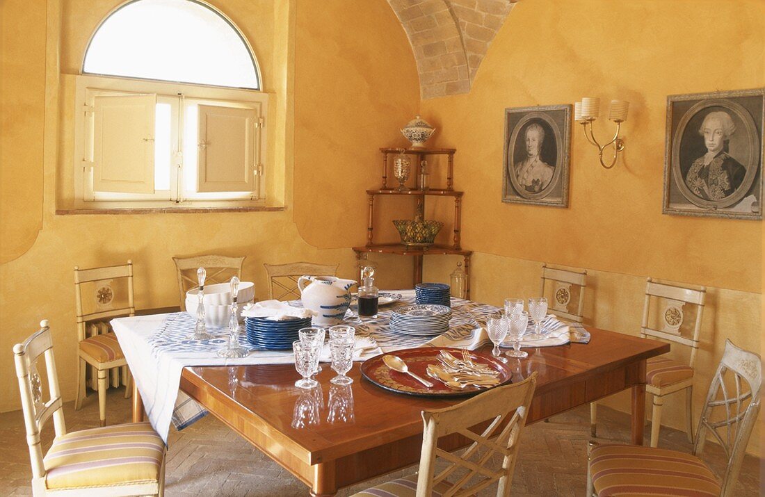 Gedeckter Tisch im mediterranem Esszimmer