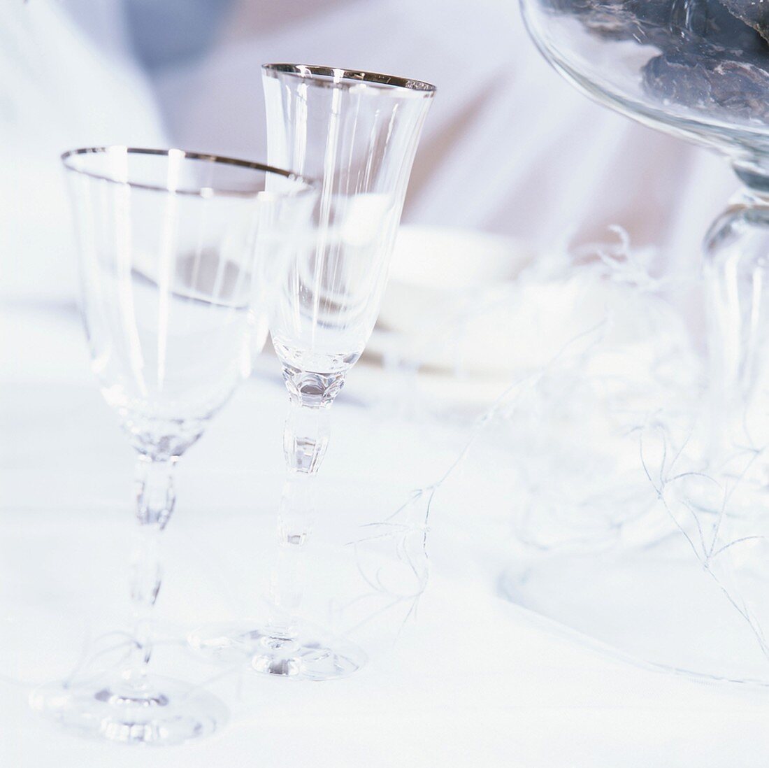 Wein- und Sektglas auf einem weihnachtlich dekorierten Tisch