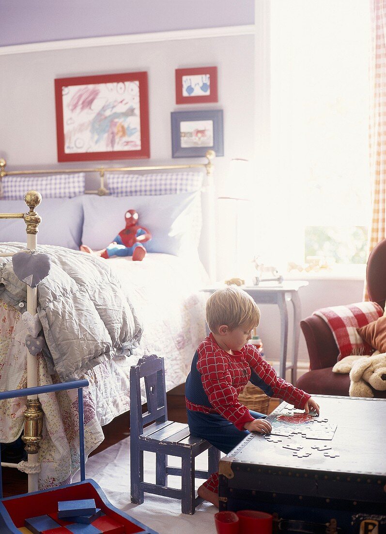 Junge im Kinderzimmer beim Spielen