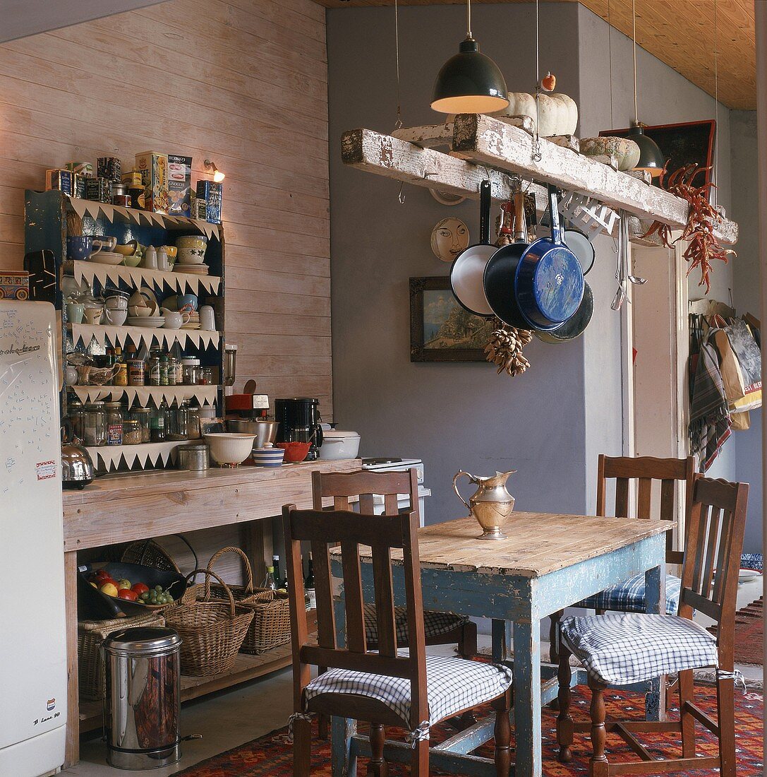 Esstisch in rustikaler Küche