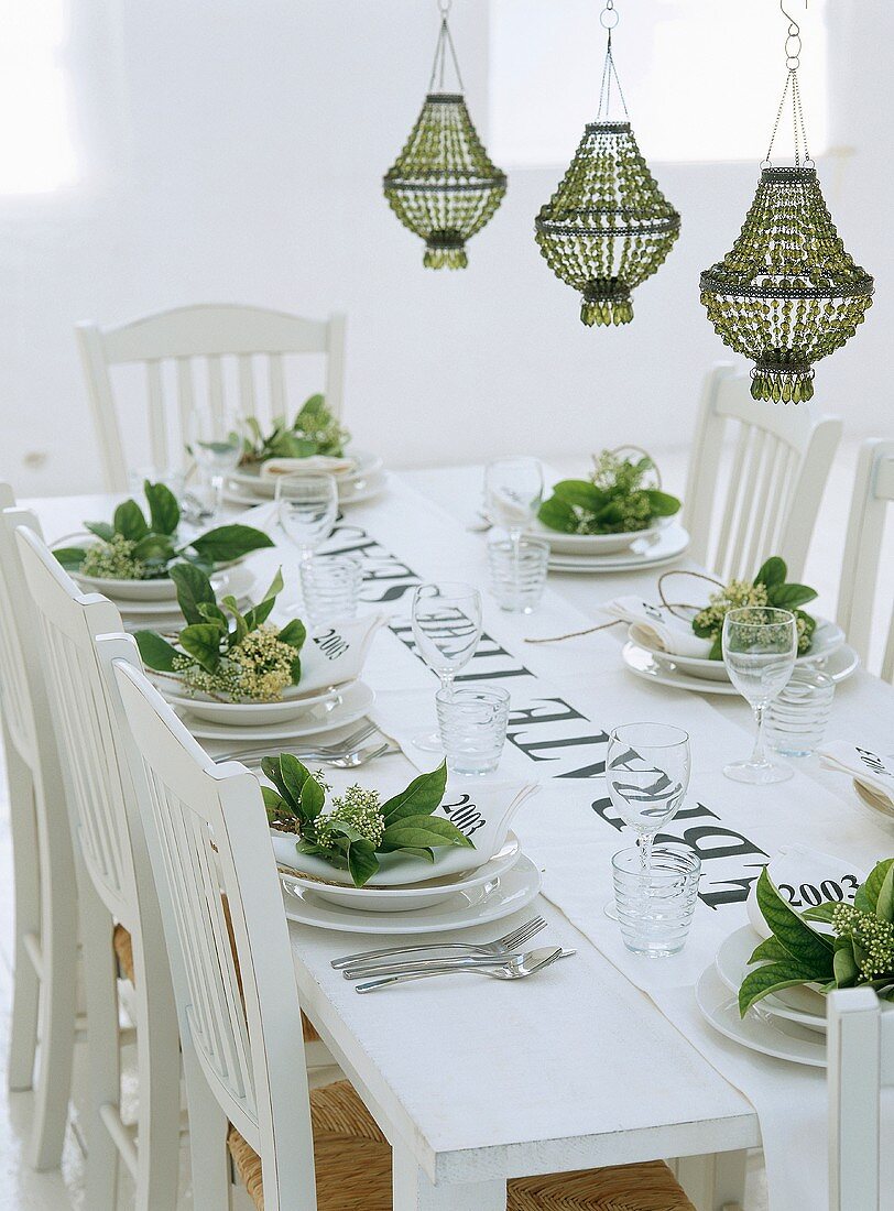 Frühlingshafte Tischdekoration auf weiß lackiertem Esstisch