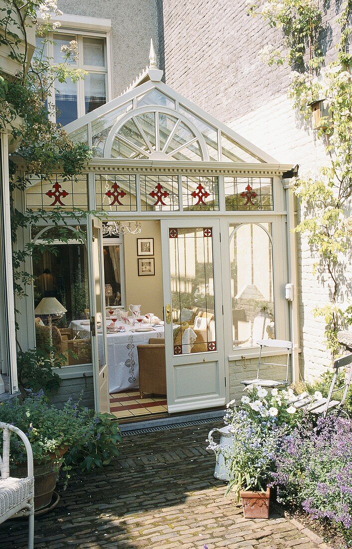 Blick in einen Wintergarten mit Esstisch