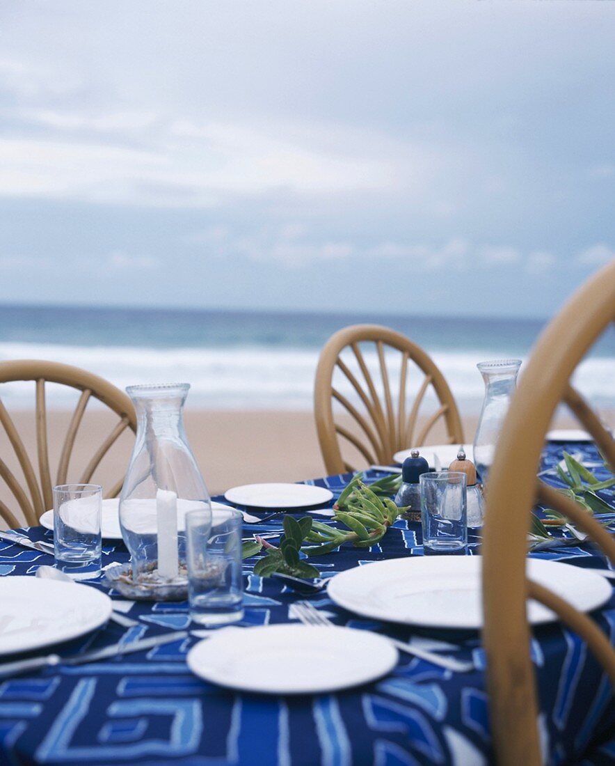 Ein gedeckter Tisch am Strand