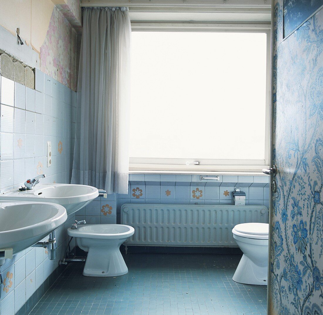 Bathroom with twin sinks, toilet and bidet