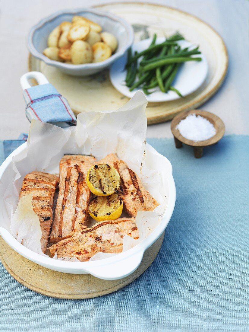 Gegrillte Lachsschnitten mit Bratkartoffeln und Bohnen