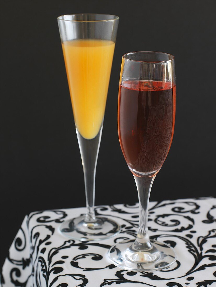 Zwei Party-Cocktails im Glas: Kir-Orange und Amarena-Kirsch