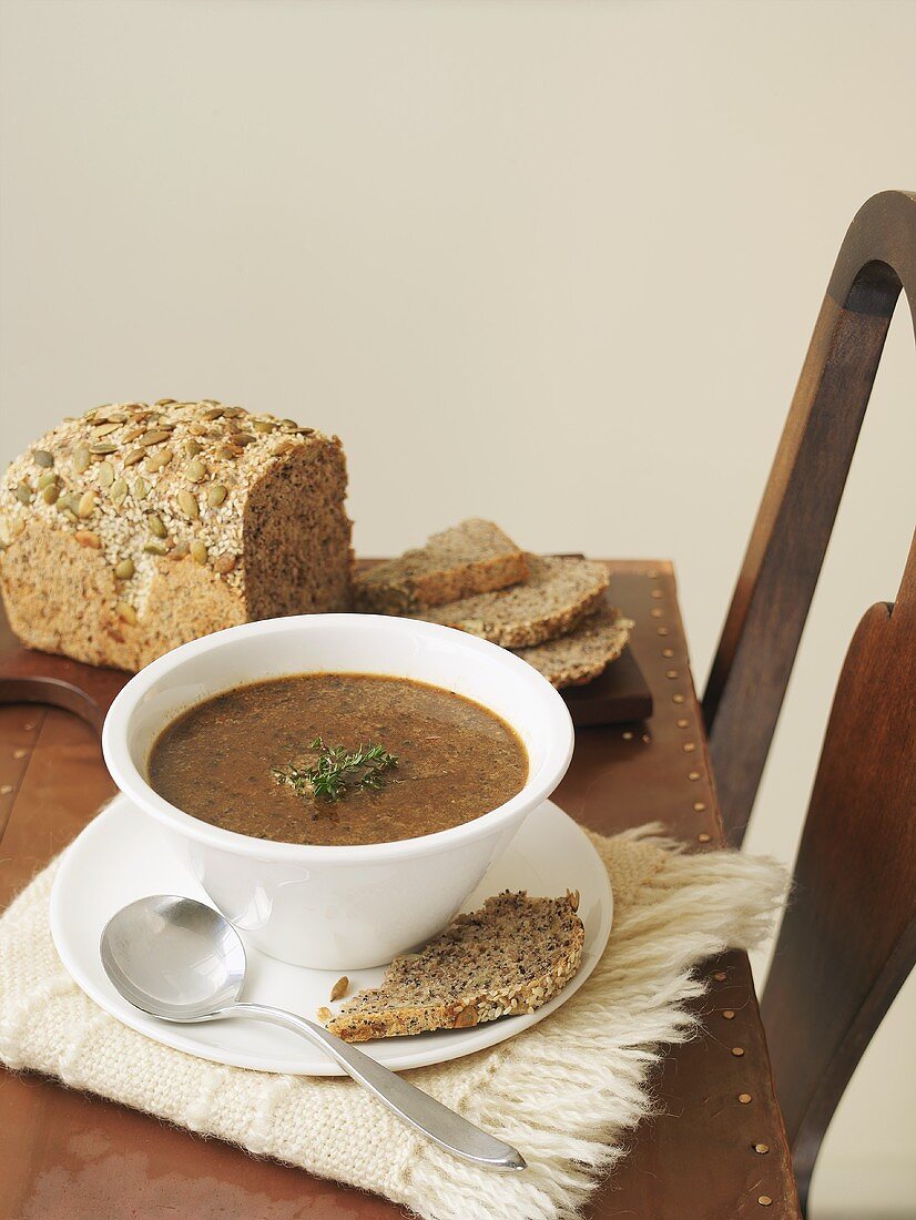 Eine Suppenschale mit Pilz-Graupen-Suppe und Brot