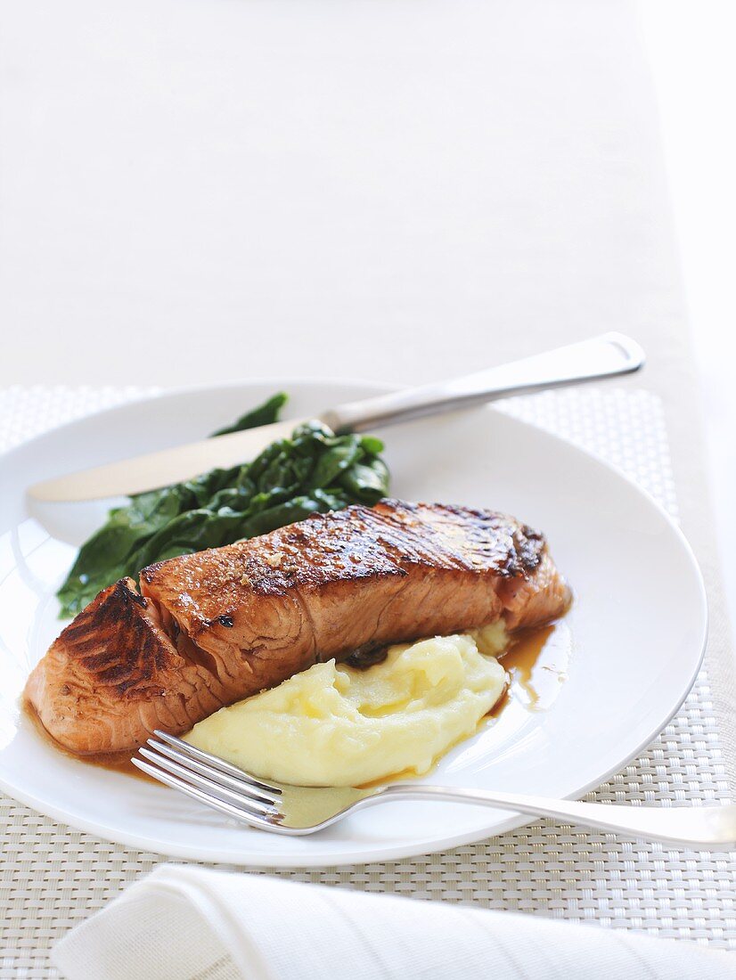 Fried salmon fillet with wasabi mashed potatoes & spinach