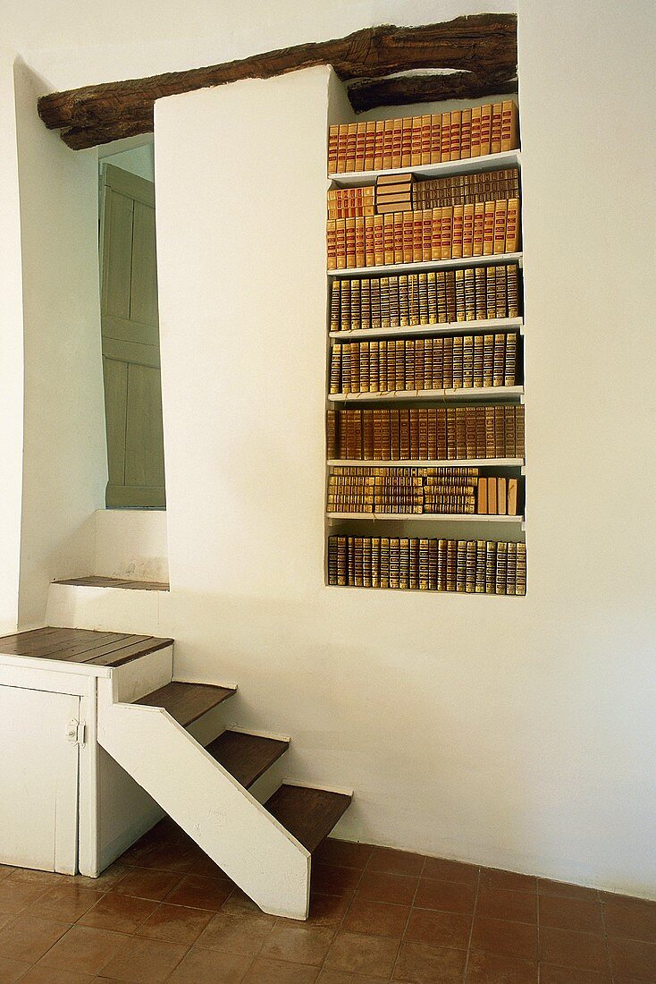 An anteroom with a small flight of stairs