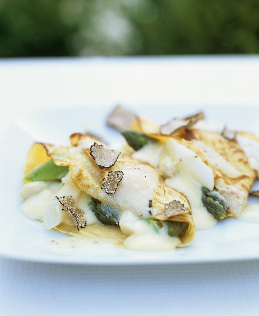 Baked crespelle with asparagus ragout and black truffle