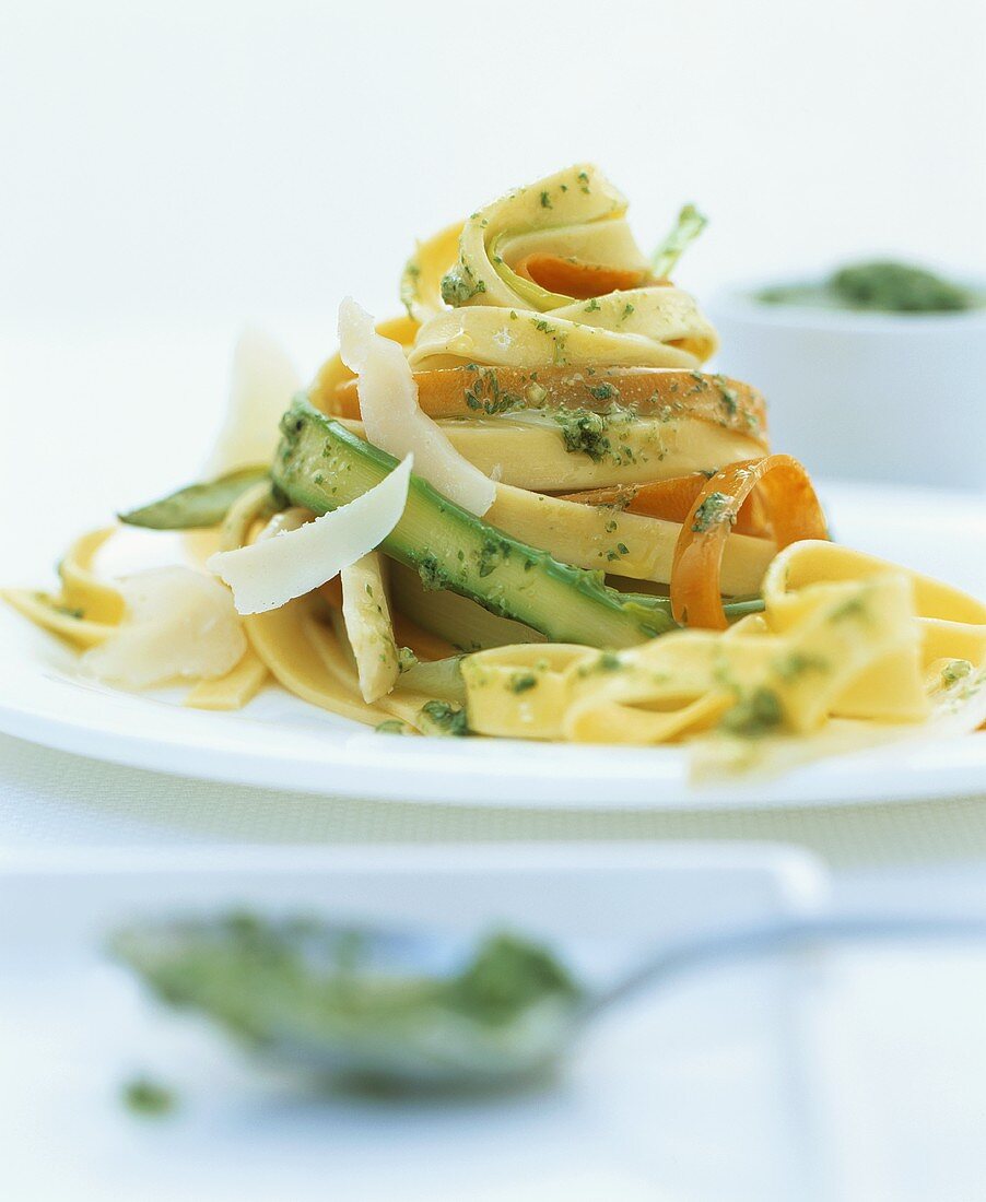 Vegetable noodles with nut pesto