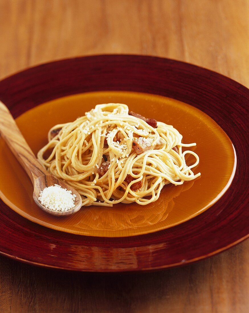 Spaghetti alla carbonara (Spaghetti with bacon & egg sauce)