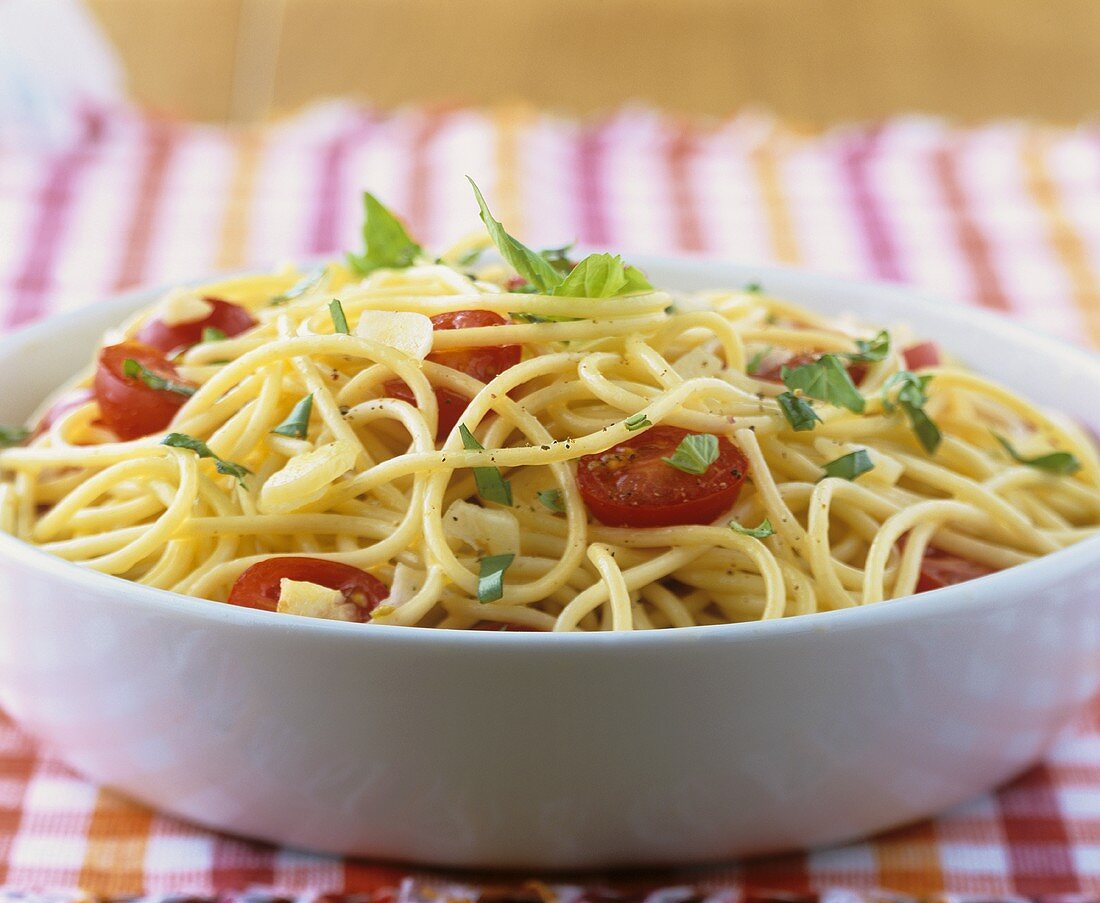 Spaghetti with garlic, cherry tomatoes and basil