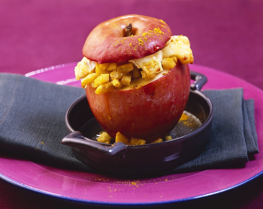 Baked apple stuffed with curried Hamburg parsley