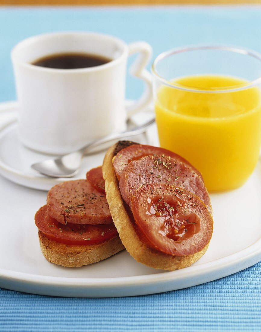 Toastbrot mit Tomaten und Schinken